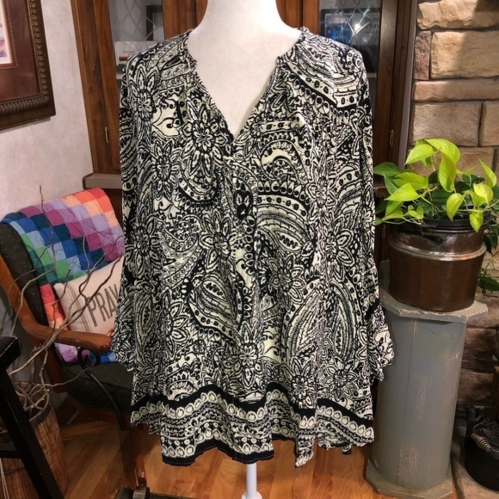 UMGEE SIZE SMALL BLACK AND OFF WHITE TUNIC LENGTH TOP WITH BIG BELL SLEEVES